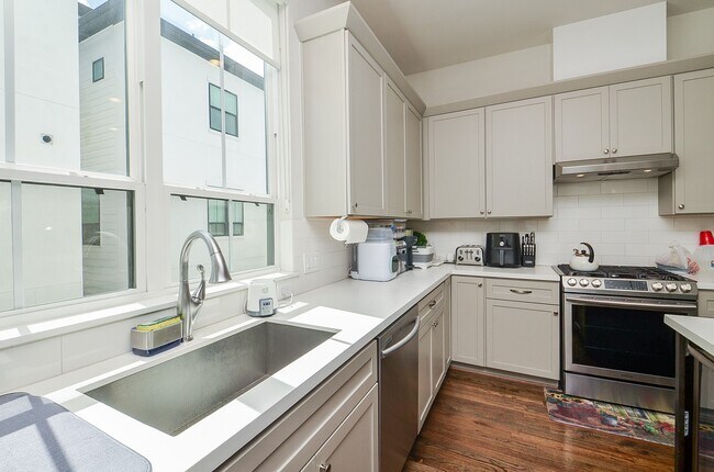 Building Photo - 2812 Grand Fountains Dr