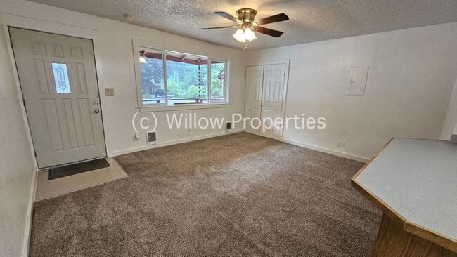 Building Photo - Lakewood Studio w/ walking distance to wat...