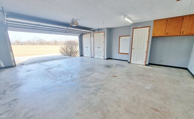 Building Photo - 3 Bed / 1-1/5 Bath Single Family Home w/Attached 2-Car Garage