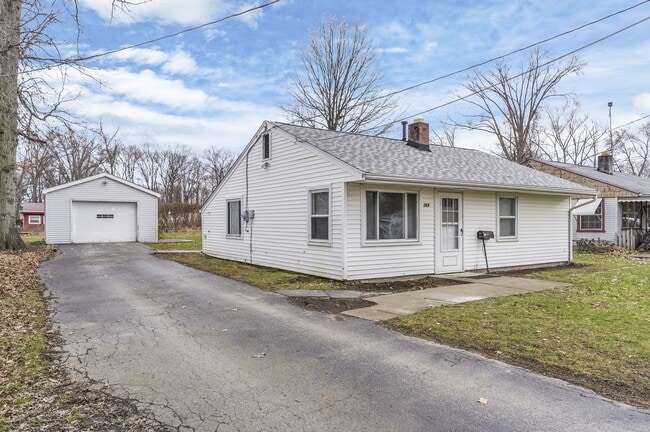 Building Photo - 368 Erskine Ave