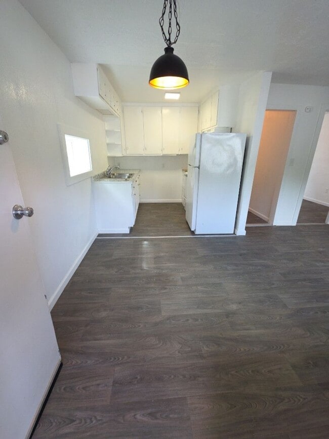 Building Photo - 13451 Lakeshore Dr