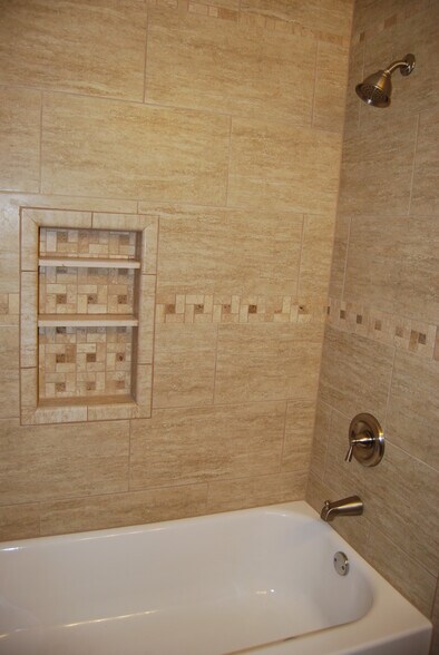 Bathroom Tub/Shower - 2923 Arthur St NE