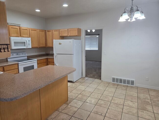 Building Photo - 380 N 500 W