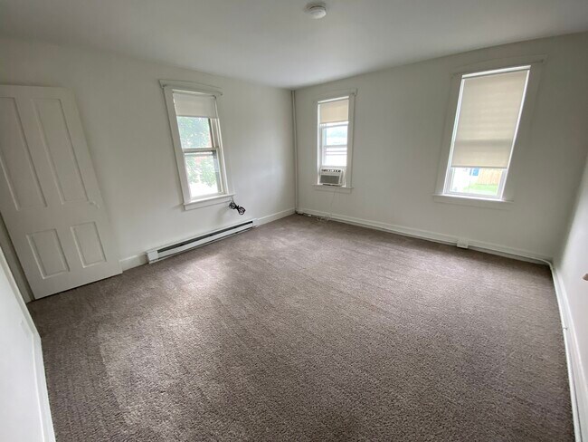 Building Photo - 637 Main St