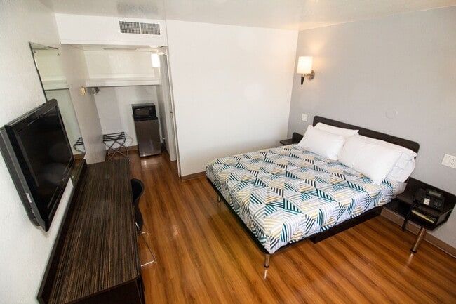 Queen Bed - Studio 1 Extended Stay - Moscow/Pullman