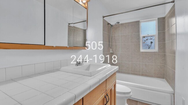 Building Photo - 2426 Hendola Dr NE