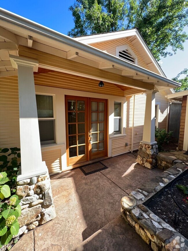 Building Photo - Charming 1 bedroom 1 bath cottage tucked o...