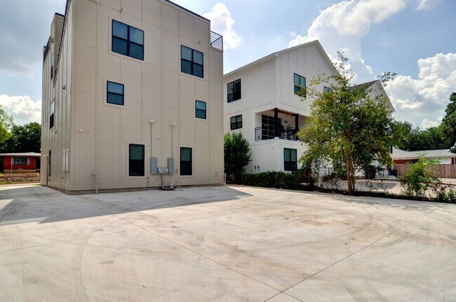 Building Photo - 2822 Forest Park Blvd