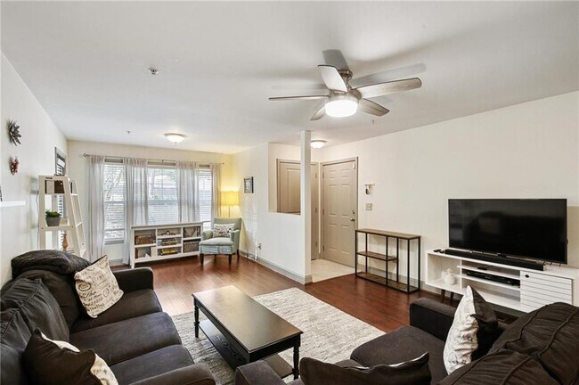 Building Photo - 1002 Madison Ln S E