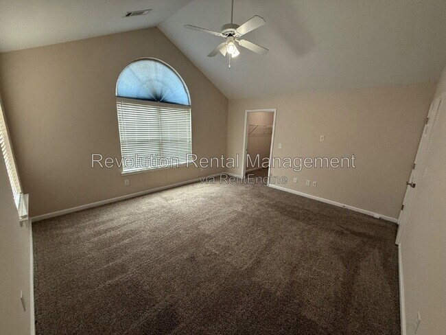 Building Photo - 302 Gladstone Dr