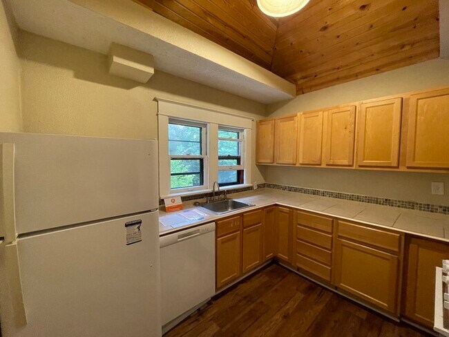 Building Photo - Wealthy St / Cherry St Duplex for Rent