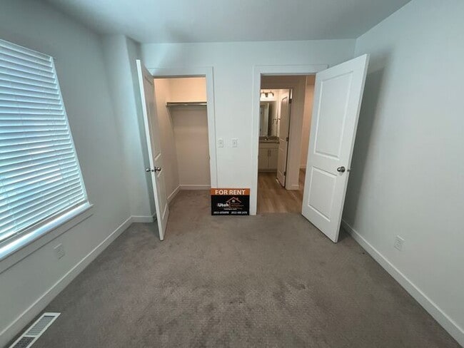 Building Photo - 4 Bedroom 3 Bath 2200 Sq ft Home 2 Car Garage.