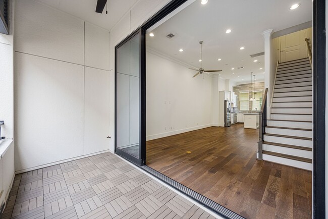 Building Photo - 2715 Maxroy St