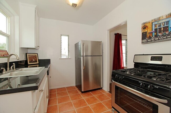 Building Photo - 166 N Edgemont St