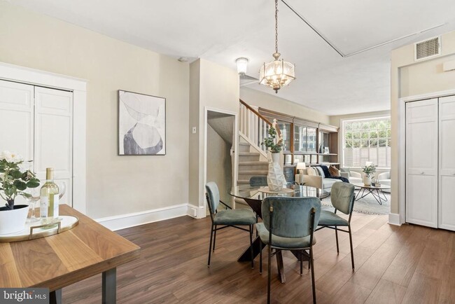 Building Photo - 858 S Front St