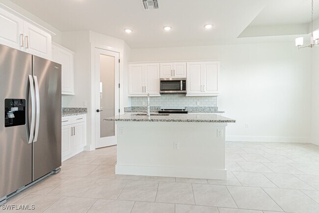 Building Photo - 420 NW 18th Pl