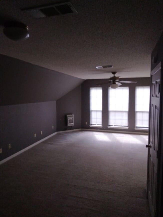 Building Photo - Bell River