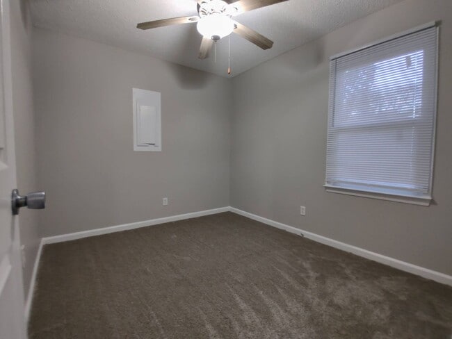 Building Photo - 602 Sand Ridge Rd