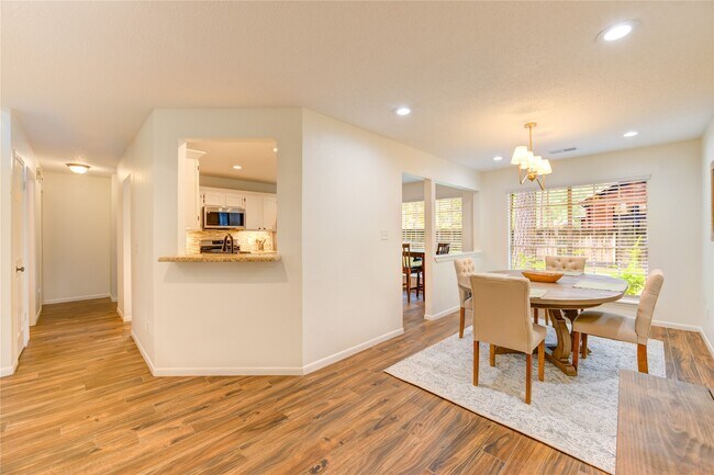 Building Photo - 56 E Village Knoll Cir