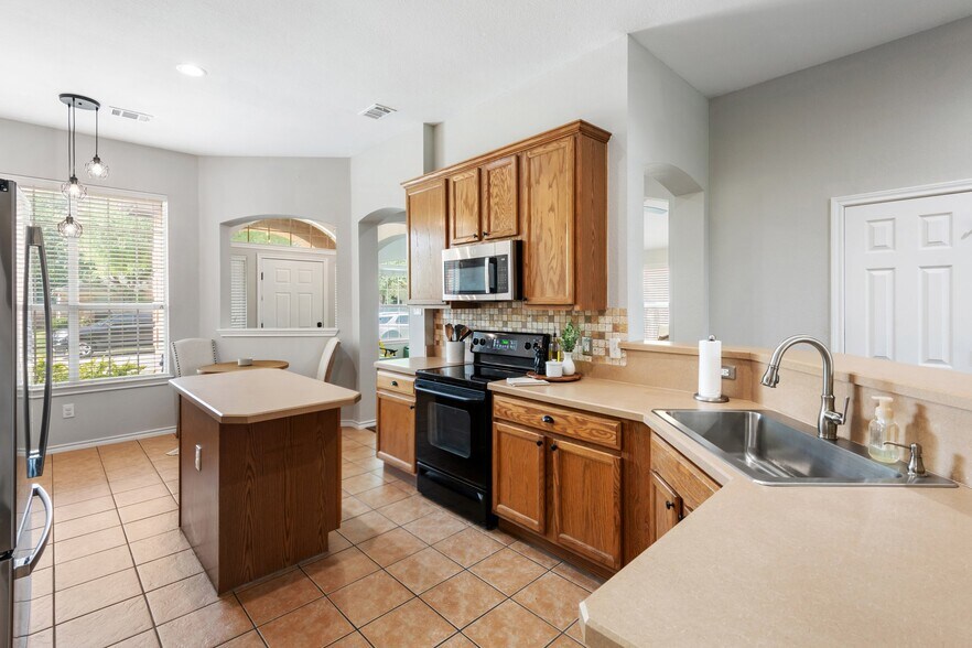 Building Photo - 5804 Parkplace Dr