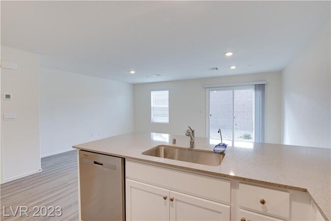 Building Photo - Modern 3-Bedroom Townhome in Highly Desire...