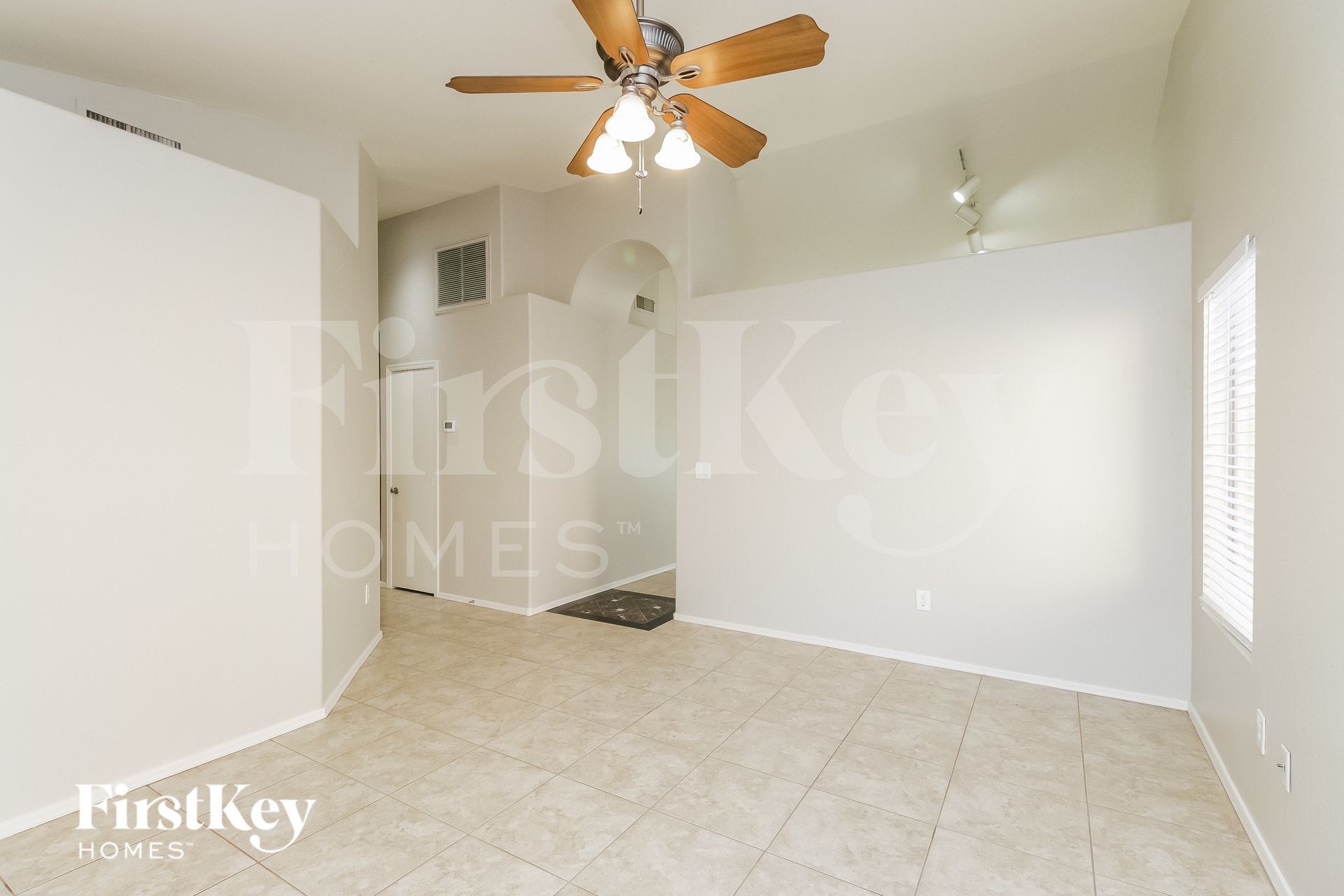 Building Photo - 902 S Ithica St