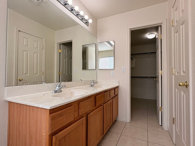 Building Photo - 3Bed 2Bath West Side Home