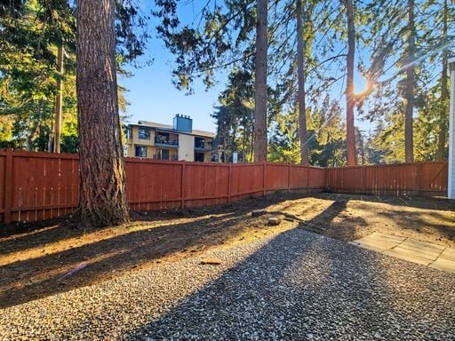 Building Photo - AVAILABLE FEBRUARY 1ST! Freshly Updated Kingsgate Home with Private Outdoor Space