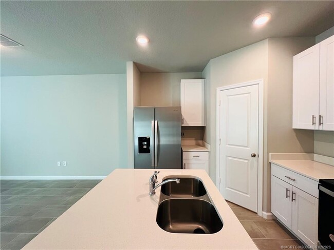 Building Photo - 3913 SE Mentmore Ln