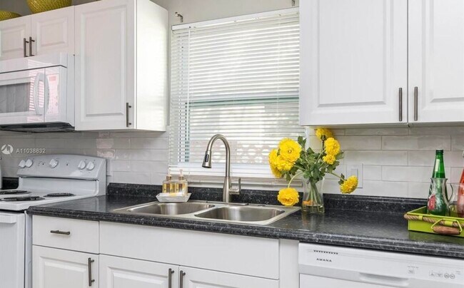 Building Photo - 221 C St