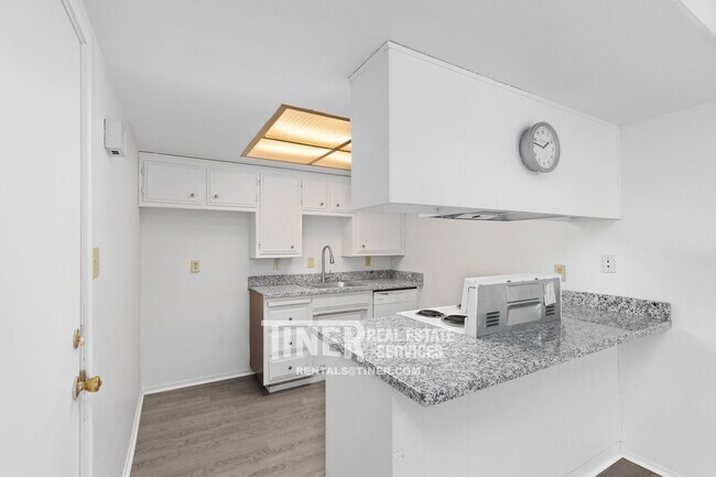 Building Photo - Charming Carmichael Duplex with Water Sewe...