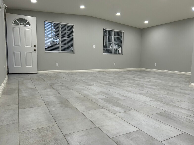 Building Photo - 4221 W Roberts Dr