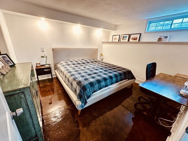 Building Photo - 708 Dallas Rd