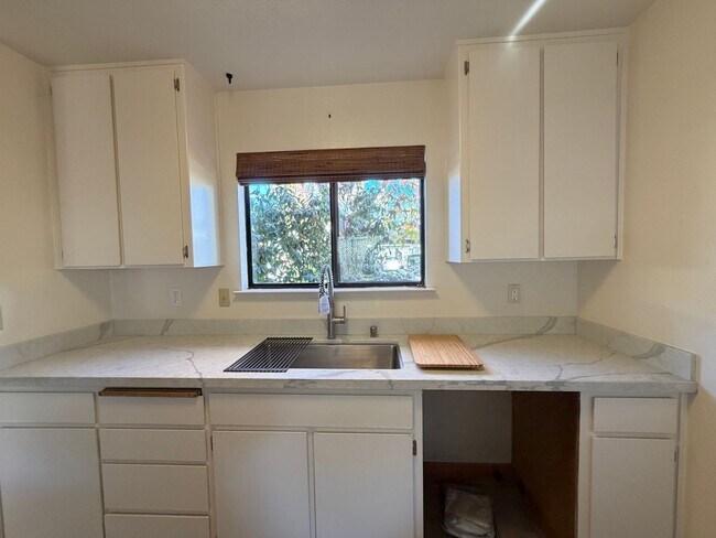 Building Photo - Charming Live Oak Townhome – Completely Renovated & Move-In Ready!