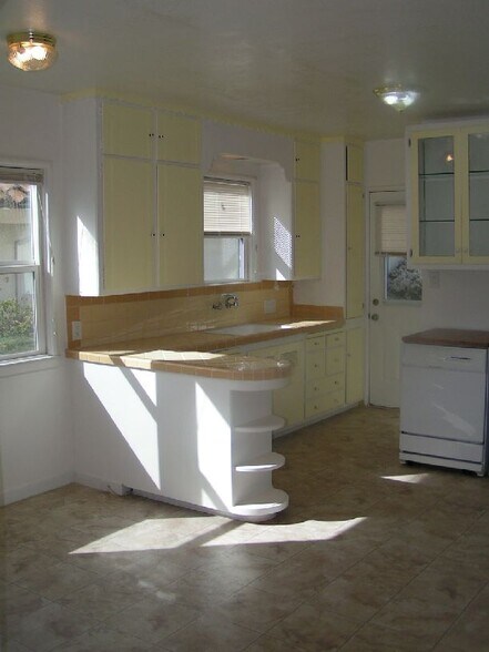 Building Photo - 2204 Castro St