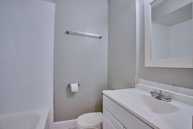 Building Photo - 1423 Hawthorne St