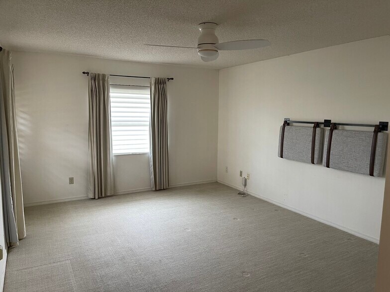 Building Photo - 420 S Brockfield Dr
