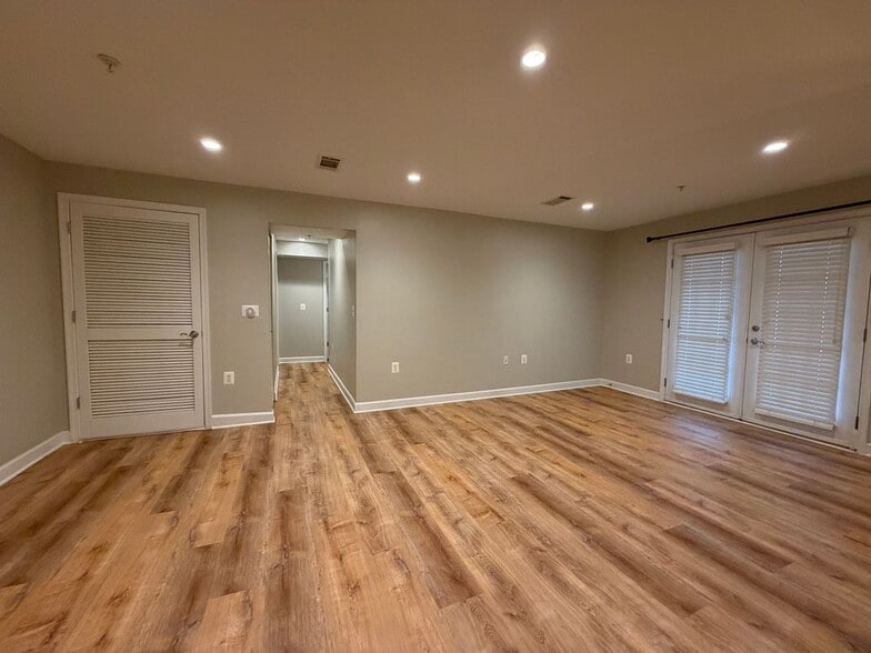 Building Photo - 4179 S Four Mile Run Dr