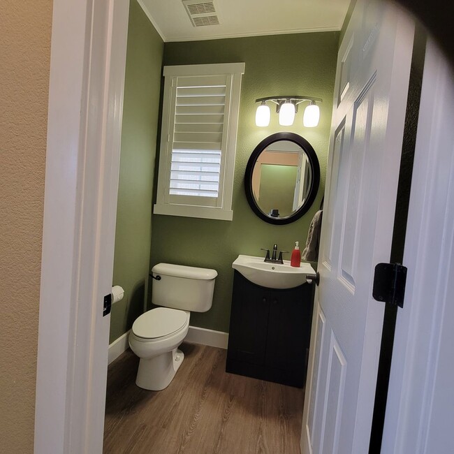 Building Photo - Big Beautifully updated 4-bedroom 2.5 bath...