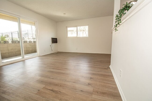 Building Photo - 1652 E Kingsley Ave