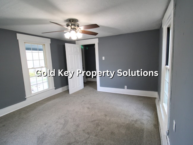 Building Photo - Fully Updated 2 BR 1 BA House with Covered...