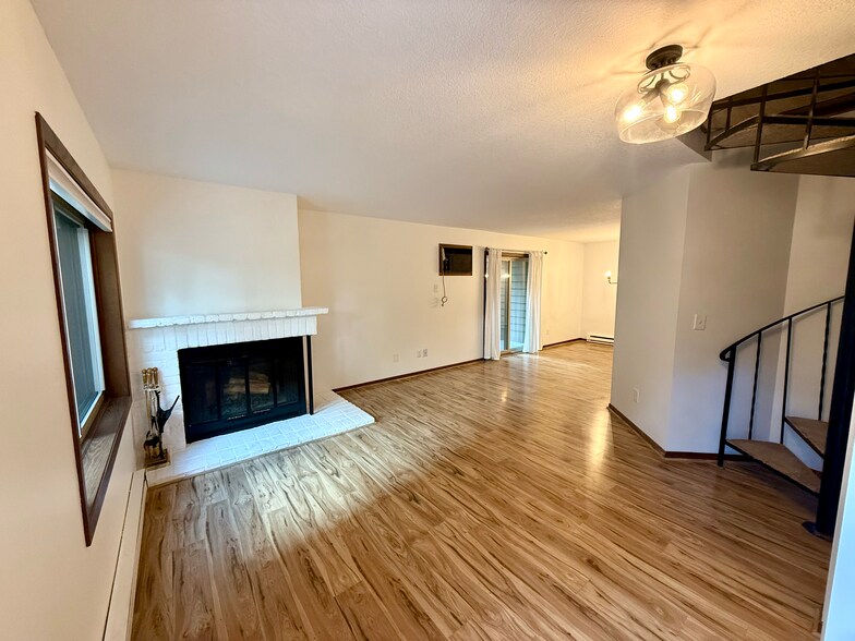 Building Photo - 2010 Ridge Dr