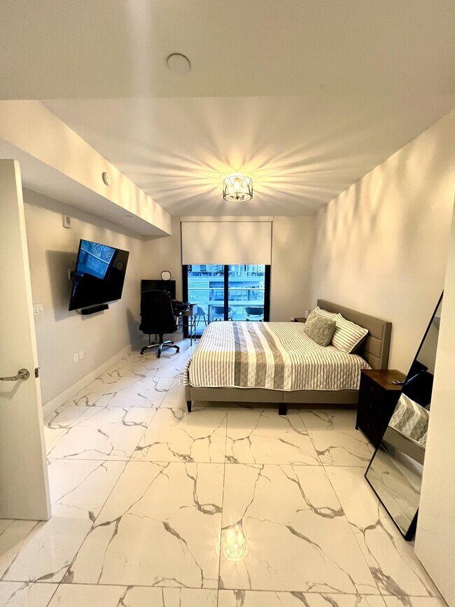 Building Photo - 1010 Brickell Ave