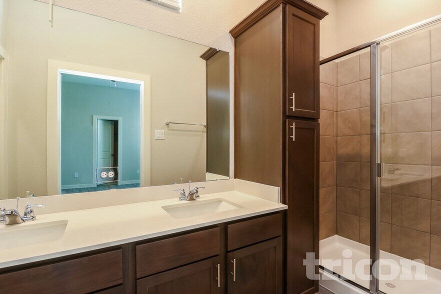 Building Photo - 9835 Willow Creek Commerce Dr