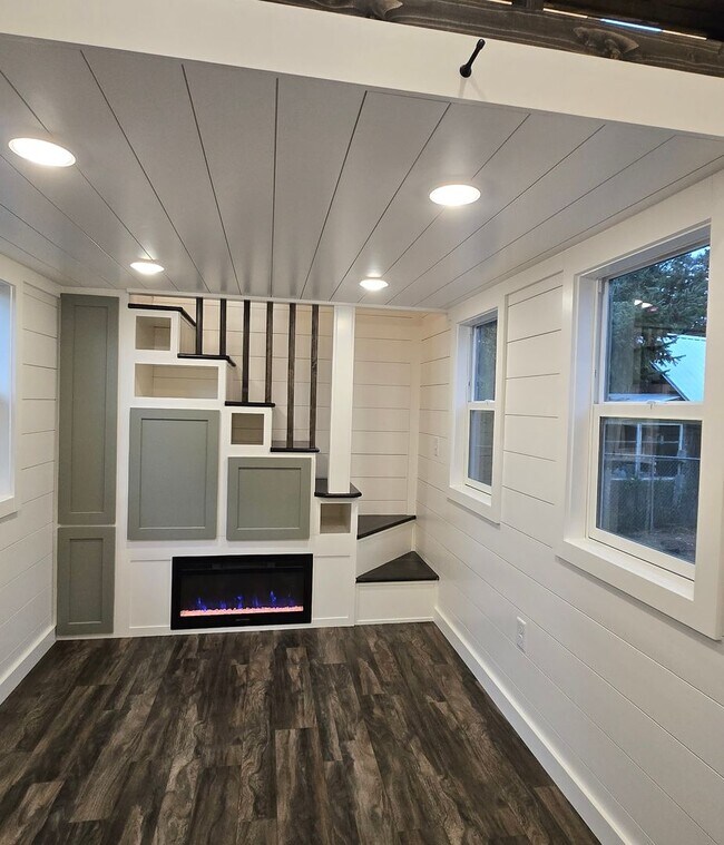 Building Photo - Charming 1920 Updated Vintage Home with ADU in the Heart of Port Hadlock!