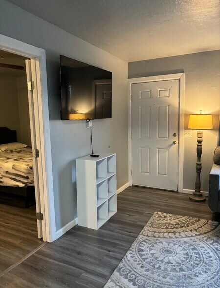 Building Photo - 10116 Comanche Rd NE