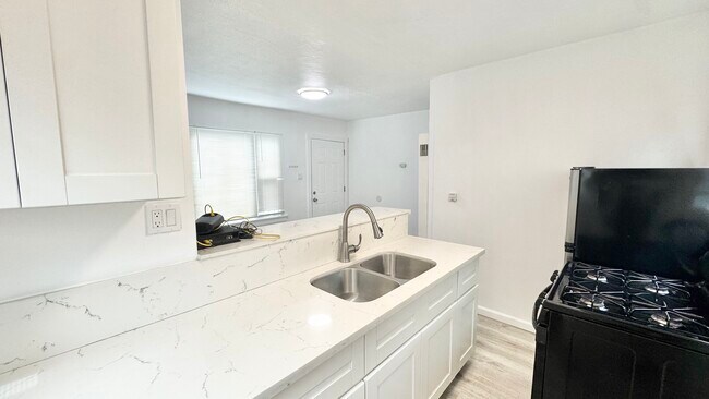 Building Photo - 536 W 48th St