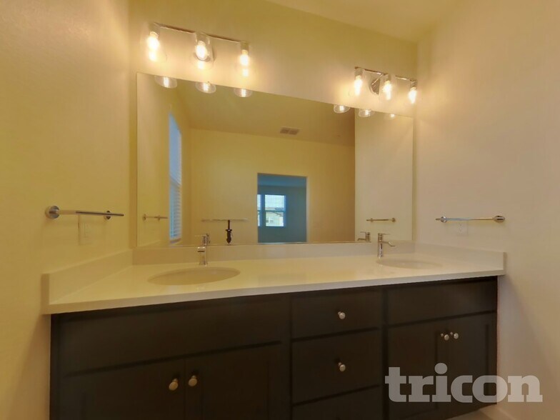 Building Photo - 2058 Delta Vw Ave