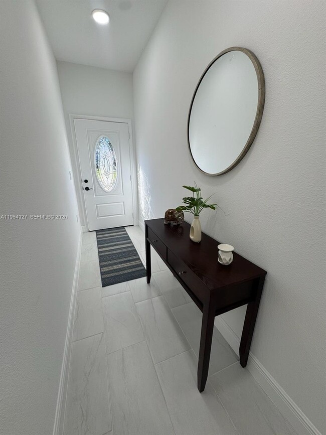 Building Photo - 649 N Lincoln St