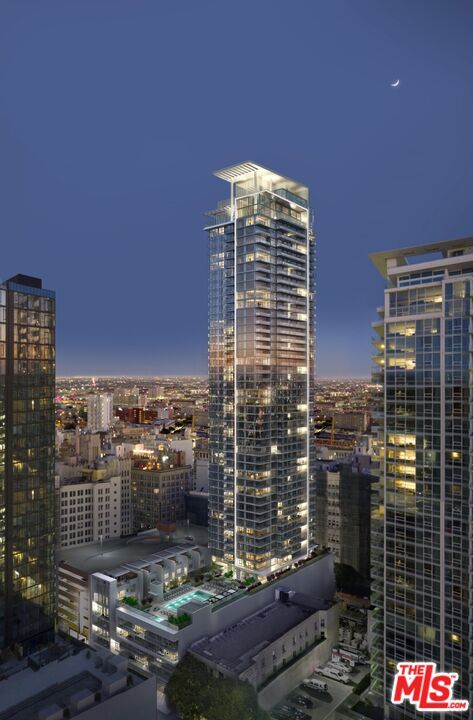 Building Photo - 825 S Hill St
